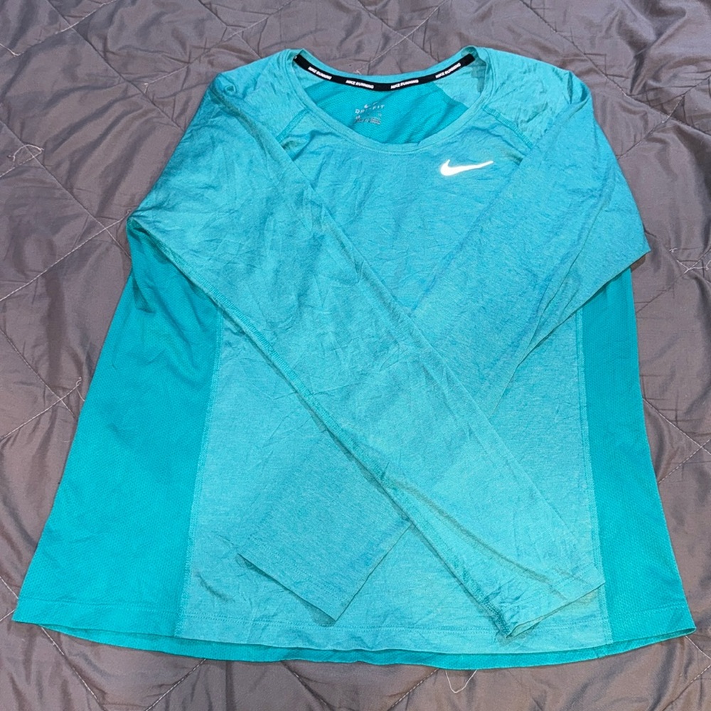 NIKE LONG SLEEVE TEE